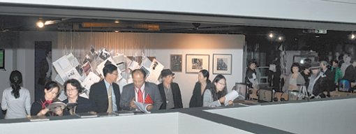 경기 용인시 백남준아트센터를 찾은 관람객들이 전시 중인 작품을 감상하고 있다. 사진 제공 백남준아트센터