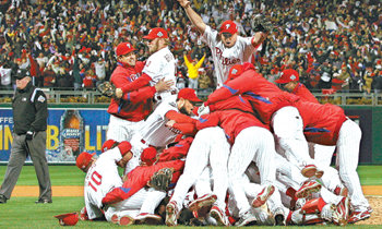 ‘만년 꼴찌’ 반란은 진압됐다필라델피아 선수들이 30일 탬파베이를 4승 1패로 누르고 28년 만의 미국프로야구 월드시리즈 우승을 확정하는 순간 마운드에서 뒤엉킨 채 환호하고 있다. 필라델피아=로이터 연합뉴스
