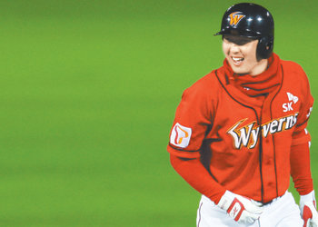 SK 최정이 30일 한국시리즈 4차전에서 두산과 1-1로 맞선 4회 1사 1루에서 결승 1타점 2루타를 터뜨린 뒤 활짝 웃고 있다. 이날 4-1로 이긴 SK는 3승 1패로 2년 연속 한국시리즈 우승에 1승만 남겨뒀다. 연합뉴스