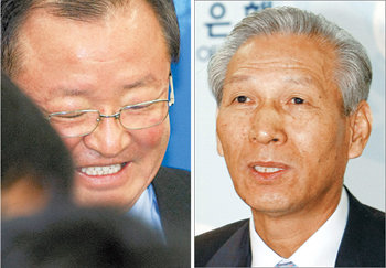 모처럼 웃은 경제수장-한은 총재미국과의 통화스와프 협정 체결로 달러 부족 우려가 해소되자 경제수장들은 안도감을 나타냈다. 강만수 기획재정부 장관(왼쪽)이 30일 정부과천청사에서 열린 기자회견 도중 밝은 얼굴로 웃고 있다. 이성태 한국은행 총재는 30일 서울 중구 한국은행 본관에서 열린 기자회견에서 “이번 협정이 외환시장 안정에 크게 기여할 것”이라며 자신감을 보였다. 과천=연합뉴스·김재명 기자