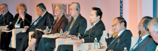 이명박 대통령(오른쪽에서 네 번째)이 30일 서울 중구 장충동 신라호텔에서 열린 세계지도자포럼에서 고촉통 전 싱가포르 총리(이 대통령 왼쪽) 등과 함께 프랜시스 후쿠야마 미국 존스홉킨스대 교수의 주제발표를 듣고 있다. 이종승  기자