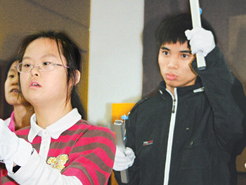 어머니를 여의고 홀트일산복지타운에서 생활해 온 장애청년 김현군 씨(오른쪽)가 29일 오후 ‘톤차임’ 연주 연습에 집중하고 있다. 고양=이동영  기자