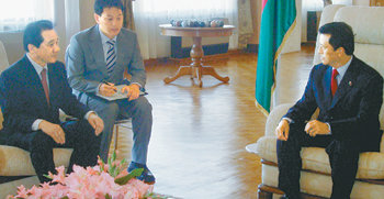 마르크 라발로마나나 마다가스카르 대통령(오른쪽)이 마다가스카르 대통령 관저에서 김신종 대한광업진흥공사 사장(왼쪽)과 만나 양국의 에너지 개발 협력에 대해 의견을 나누고 있다. 안타나나리보=부형권 기자