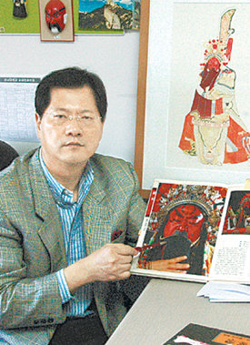 이정식 호남대 중국어과 교수가 연구실에서 중국 경극의 색채화장에 대한 자료와 함께 색깔의 의미를 설명하고 있다. 사진 제공 이정식 교수