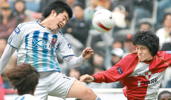 머리 싸움‘누구 머리에 맞았을까?’ 부산 아이파크 수비수 김창수(오른쪽)와 FC 서울 공격수 이상협이 공중 볼을 다투고 있다. 부산=연합뉴스