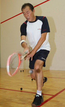 르메이에르 종로 스포츠센터에서 스쿼시를 즐기고 있는 이희대 씨. 이 씨는 주 3회 이상 이 센터를 찾아 운동으로 건강을 유지하고 있다. 홍진환 기자