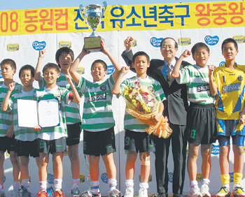 동원컵 유소년축구리그 왕중왕전에서 우승한 경기 신곡초교 선수들이 우승컵을 들어 보이며 환호하고 있다. 천안=김성규  기자