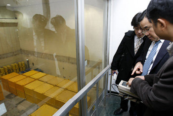 4일 오전 국회 지식경제위원회 소속 한나라당 김정훈 의원(가운데)이 중·저준위 방사성폐기물이 보관된 서울 노원구 공릉동 한전 중앙연수원 내 폐기물 저장소를 찾아 안전관리 실태를 점검하고 있다. 김재명 기자