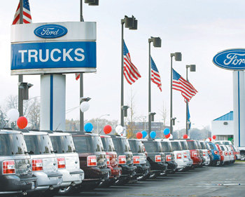 발길 끊긴 자동차 판매장포드가 생산한 자동차들이 3일 미국 미시간 주 로열오크에 있는 자동차대리점 주차장에 줄지어 서 있다. 포드자동차는 10월 미국 자동차 시장에서 판매가 전년 동기 대비 30% 감소했다. 최근 경기침체로 자동차 업계 전반에 찬바람이 불고 있다. 로열오크=AFP 연합뉴스