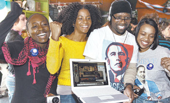 ‘오바마 열풍’이 한국에도 불고 있다. 5일 서울 용산구 이태원의 한 카페에서 개표방송을 지켜보던 국내 거주 외국인들이 오바마 후보의 당선이 확정되자 환호하고 있다. 홍진환  기자