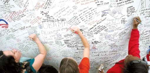 당선 축하 메모판미국 워싱턴의 링컨기념관 앞에 사상 첫 흑인 대통령 당선을 축하하는 메시지를 쓸 수 있는 메모판이 5일 설치됐다. 이곳에 모여든 미국인들이 “주님의 은총을 빈다” “오바마, 당신을 사랑한다”는 내용의 축하 메시지를 써 넣고 있다. 워싱턴=로이터 연합뉴스