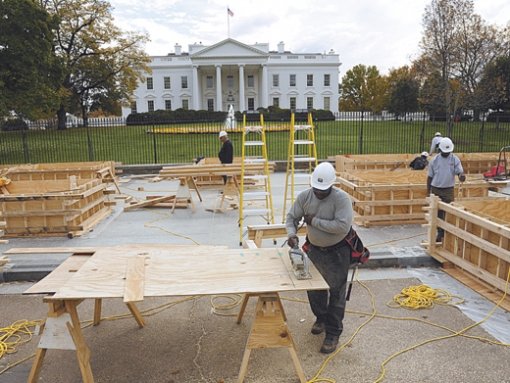 백악관 앞 취임 준비내년 1월 20일 버락 오바마 미국 대통령 당선인의 취임을 앞두고 5일 워싱턴 백악관 앞에서 인부들이 ‘대통령 사열대’를 만들고 있다. 워싱턴=AFP 연합뉴스