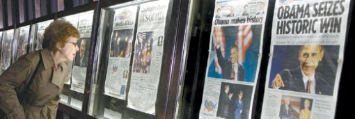 세계 신문 1면 장식한 오바마미국 워싱턴의 한 시민이 5일 언론박물관 ‘뉴지엄’을 찾아 버락 오바마의 미국 대통령 당선을 보도한 세계 각국의 신문 1면을 유심히 둘러보고 있다. 워싱턴=로이터 연합뉴스