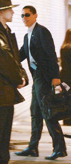 선글라스 쓴 오바마버락 오바마 미국 대통령 당선인이 5일 선거캠프 관계자들을 만나기 위해 시카고의 중심가에 있는 한 건물로 들어가고 있다. 시카고=로이터 연합뉴스