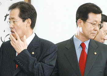 與野 원내대표 ‘엇갈린 시선’ 한나라당 홍준표(왼쪽), 민주당 원혜영 원내대표가 7일 강만수 기획재정부 장관의 발언으로 파행된 국회를 정상화하기 위해 국회 운영위원장실에서 만났지만 두 사람은 다른 곳을 쳐다보고 있다. 안철민  기자