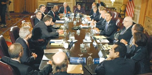 오바마, 경제자문단과 회의버락 오바마 미국 대통령 당선인(오른쪽 줄 앞에서 네 번째)과 조지프 바이든 부통령 당선인(오른쪽 줄 앞에서 다섯 번째)이 7일 시카고에서 경제자문단 회의를 열고 심각한 상태로 빠져들고 있는 실업률에 대한 대책 등을 논의하고 있다. 오바마 당선인은 이 회의가 끝난 뒤 곧바로 기자회견을 가졌다. 시카고=AFP 연합뉴스