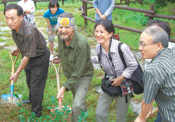 영국의 세계적 환경운동가인 폴 콜먼 씨(왼쪽에서 두 번째)가 9월 2일 두꺼비 생태공원을 방문해 화살나무를 심고 있다. 그는 이 공원을 세계적으로 성공한 환경운동 사례라고 평가했다. 사진 제공 두꺼비 친구들