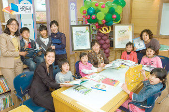 경북 칠곡군 학림초등학교 도서관 ‘왕버들꿈터’에 모인 학부모 사서들과 아이들. 사진 제공 작은 도서관 만드는 사람들