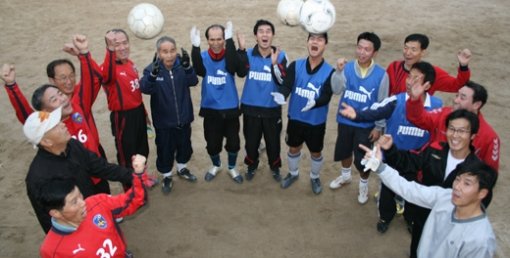성북조기축구회 활동은 회원들에게 일상의 한 부분이고 삶의 활력소다. 9세부터 80세까지 4세대를 아우르는 성북조기축구회 회원들이 아침 운동을 앞두고 파이팅을 외치고 있다. 양종구 기자