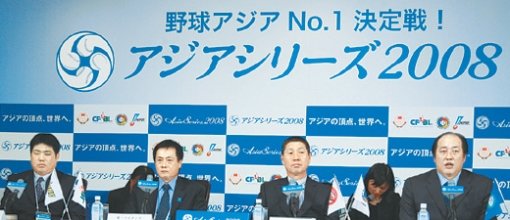 아시아 프로야구의 왕중왕을 가리는 아시아시리즈에 참가하는 한국대표팀의 SK 김성근 감독(왼쪽에서 세 번째)이 11일 일본 도쿄돔 호텔에서 기자회견을 하고 있다. 김 감독은 “세이부가 강팀이지만 올해는 반드시 우승하겠다”고 말했다. 이에 일본 세이부의 와타나베 히사노부 감독(오른쪽)은 “아시아 야구의 수준이 높아졌지만 우리 팀이 이기도록 노력할 것”이라고 답했다. 왼쪽부터 중국 톈진의 자오이 감독, 대만 퉁이의 뤼원성 감독. 도쿄=연합뉴스