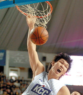 공포의 덩크슛 프로농구 KCC의 하승진이 KT&G 수비수를 따돌리고 덩크슛을 터뜨리며 포효하고 있다. 전주=연합뉴스