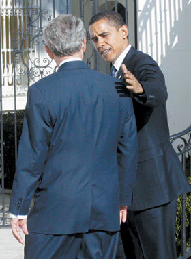 어깨 두드리며 “우린 친한사이” 버락 오바마 미국 대통령 당선인(오른쪽)이 10일 당선 후 처음으로 백악관을 방문해 대통령 집무실인 ‘오벌오피스’에서 조지 W 부시 대통령과 환담했다. 오바마 당선인이 부시 대통령의 어깨를 가볍게 두드리며 친근감을 표시하고 있다. 워싱턴=로이터 연합뉴스