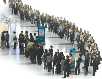 최근 부산 해운대구 벡스코에서 열린 채용박람회에 구직자들이 길게 줄지어 있는 모습. 동아일보 자료 사진