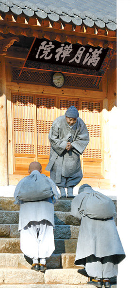 동안거가 시작되기 하루 전인 11일 오후 강원 평창군 오대산 월정사의 만월선원에 도착한 수행 스님들이 인사를 나누고 있다. 평창=김경제  기자