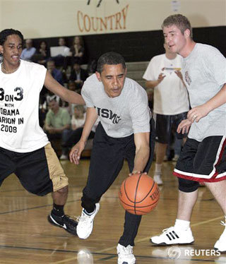 지난 4월 일리노이주 코코모에서 열린 3대3 농구경기에서 루즈볼을 차지하고 있는 오바마 대통령 당선인. [로이터/동아닷컴 특약]