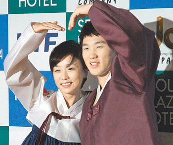 “행복할게요”다음 달 결혼하는 유도 스타 이원희(오른쪽)와 골프 스타 김미현이 12일 결혼 기자회견에서 하트 모양을 만들어 보이고 있다. 연합뉴스