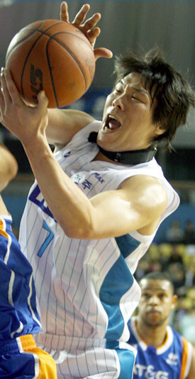 10년 동안 코트를 지키며 한국 농구 최고 센터로 이름을 날린 서장훈. 사상 처음 1만 득점 기록을 눈앞에 둔 그는 “어려움을 극복하고 이룬 노력의 결과물”이라며 남다른 감회를 밝혔다. 연합뉴스