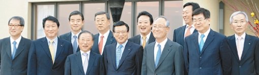 12일 서울 광진구 쉐라톤워커힐호텔에서 열린 전국경제인연합회 회장단 회의에 참석한 최용권 삼환기업 회장, 최태원 SK그룹 회장, 김윤 삼양사 회장, 조석래 전경련 회장, 박용현 두산건설 회장, 박삼구 금호아시아나그룹 회장, 이웅열 코오롱그룹 회장, 이준용 대림산업 명예회장, 신동빈 롯데그룹 부회장, 조양호 한진그룹 회장, 정병철 전경련 상근부회장(왼쪽부터)이 포즈를 취하고 있다. 전영한 기자