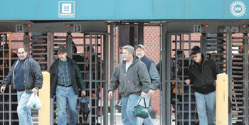 파산 위기에 처한 것으로 알려진 미국 자동차업체 GM의 직원들이 11일 미시간 주 워런에 위치한 공장에서 일을 마치고 퇴근하고 있다. 미국 민주당 지도부는 긴급 구제금융 자금 중 일부를 자동차업계를 구하는 데 사용할 수 있는 법안을 다음 주 의회에서 처리할 예정이다. 워런=로이터 연합뉴스