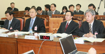 국회 외교통상통일위원회는 12일 국회에서 한미 자유무역협정(FTA) 공청회를 열었다. 이날 공청회에는 민주당이 불참해 한나라당과 ‘선진과 창조의 모임’ 소속 의원들만 참석했다. 앞줄 왼쪽부터 최원목 이화여대 교수, 정인교 인하대 교수, 윤석원 중앙대 교수, 서진교 대외경제정책연구원 무역투자정책실장. 박경모 기자