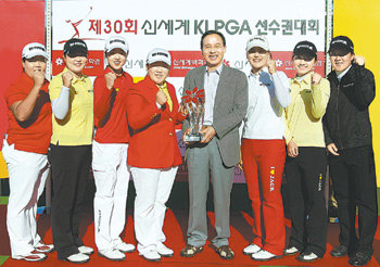 하이마트 선종구 사장(왼쪽에서 다섯 번째)이 올해 국내외에서 무려 14승을 합작한 하이마트 소속 프로선수들과 시상식장에서 기념사진을 찍으며 활짝 웃고 있다. 사진 제공 하이마트