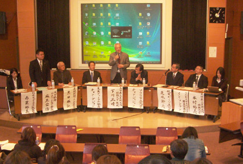 16일까지 일본 오이타와 벳푸 시에서 열린 제1회 한일 차세대 교류영화제의 한 행사로 열린 한일지식인심포지엄. 참석자들은 한일 양국이 21세기를 맞아 국가와 민족이라는 관념에서 벗어나 문화예술 다방면에 걸쳐 우호적 교류를 강화해야 한다고 말했다. 오이타벳푸=오명철 전문기자 oscar@donga.com