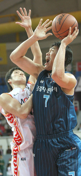 1만 득점은 다음 기회에…KCC 서장훈(오른쪽)이 16일 울산 원정 경기에서 모비스 함지훈의 수비를 뚫고 슛을 시도하고 있다. 사상 첫 통산 1만 득점에 15점을 남겼던 서장훈은 이날 13득점에 그쳐 기록 달성을 다음 경기로 미뤘다. 울산=연합뉴스