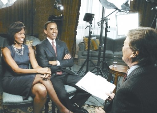 버락 오바마 미국 대통령 당선인과 부인 미셸 여사가 16일 미국 CBS ‘60분’ 프로그램과 대선 후 첫 언론 인터뷰를 하고 있다. 시카고=로이터 연합뉴스