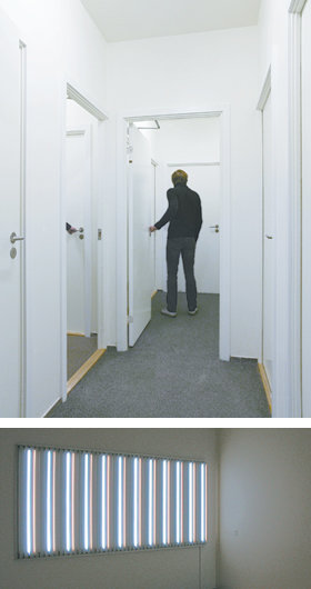 쌈지스페이스의 ‘트랜스미션’전은 실제 공간을 변화시켜 영화 ‘매트릭스’처럼 관객이 가상현실 속으로 빠져든 듯한 체험을 제공한다. 똑같이 생긴 여러 문 가운데 제대로 문을 찾아야만 전시장에 들어갈 수 있다. 3층 전시장에선 덴마크 현지 시간의 밝기를 그대로 재현한 작업을 볼 수 있다. 사진 제공 쌈지스페이스