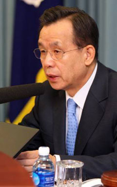 한승수 국무총리가 18일 오전 청사에서 국무회의를 주재하고 있다. [연합]