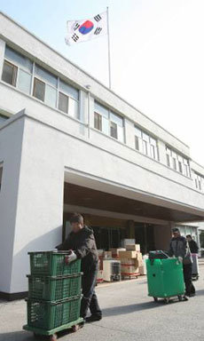 '소격동 시대' 마감하는 기무사령부 국군기무사령부가 과천 주암동 새 청사로 이전한 18일 오후 서울 소격동 구 국군기무사령부 청사에서 이삿짐 회사 직원들이 마지막 남은 짐들을 옮기고 있다. [연합]