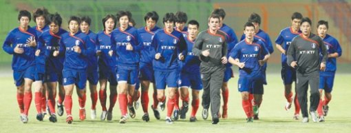 ‘타도 사우디아라비아!’ 한국 축구대표팀 선수들이 20일 오전 1시 35분(한국 시간) 열리는 중동의 강호 사우디아라비아와의 2010년 남아프리카공화국 월드컵 아시아지역 최종예선 3차전을 앞두고 18일 사우디아라비아 리야드의 말라즈 스타디움에서 적응 훈련을 하고 있다. 리야드=연합뉴스