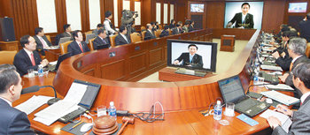 국무회의도 첨단시대브라질을 방문 중인 이명박 대통령이 18일 오전 인터넷을 통해 화상으로 서울 종로구 세종로 정부중앙청사에서 열린 국무회의를 주재하고 있다. 연합뉴스