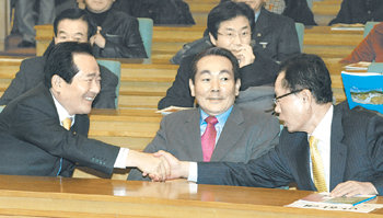 18일 국회 의원회관에서 한나라당 이주영, 안홍준 의원 주최로 열린 ‘(1960년) 3·15의거의 역사적 재평가와 국가기념일 제정의 당위성’ 세미나에서 한나라당 박희태 대표(오른쪽)와 민주당 정세균 대표(왼쪽)가 악수를 나누고 있다. 전영한 기자