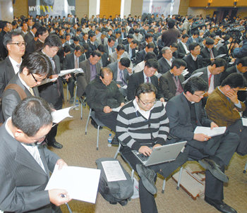 18일 서울 중구 을지로 외환은행 본점에서 은행연합회 주최로 열린 ‘건설사 금융지원 설명회’. 설명회장을 가득 메운 각 건설사의 재무 담당자들은 질문을 쏟아내는 등 뜨거운 관심을 보였다. 원대연 기자