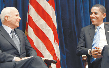 오바마-매케인 “국정운영 협력”17일 시카고에 있는 버락 오바마 대통령 당선인 정권인수위원회 사무실에서 오바마 당선인이 공화당 대선후보였던 존 매케인 상원의원을 만나고 있다. 시카고=로이터 연합뉴스