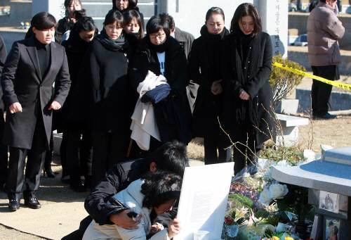 19일 오전 경기도 양평군 양수리 갑산공원에서 故 최진실씨의 49재가 열린 가운데 유가족과 동료들이 고인의 넋을 위로하고 있다. 연합