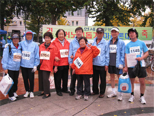 환자들과 오랜만에 만나 반가운 담소를 나눈 고용곤 대표원장