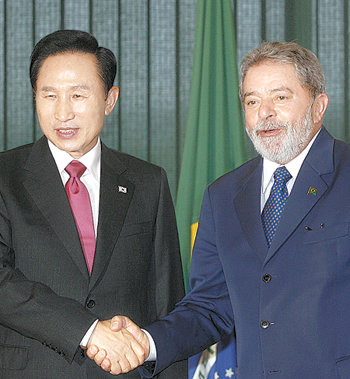 브라질을 공식 방문 중인 이명박 대통령(왼쪽)은 19일 수도 브라질리아의 대통령궁에서 루이스 이나시우 룰라 다 시우바 브라질 대통령과 정상회담을 갖기에 앞서 반갑게 악수를 하고 있다. 브라질리아=로이터 연합뉴스