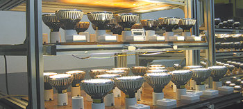 대진디엠피 충남 천안공장에서 발광다이오드(LED) 수명 테스트를 하고 있는 모습. LED 조명은 4만 시간 연속으로 켤 수 있을 정도로 수명이 길다. 사진 제공 대진디엠피